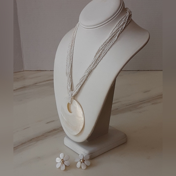 Multi-Strand Glass Seed Pearls|MOP Donut Pendant|MOP Daisy Post Earrings - Vtg - Picture 2 of 10